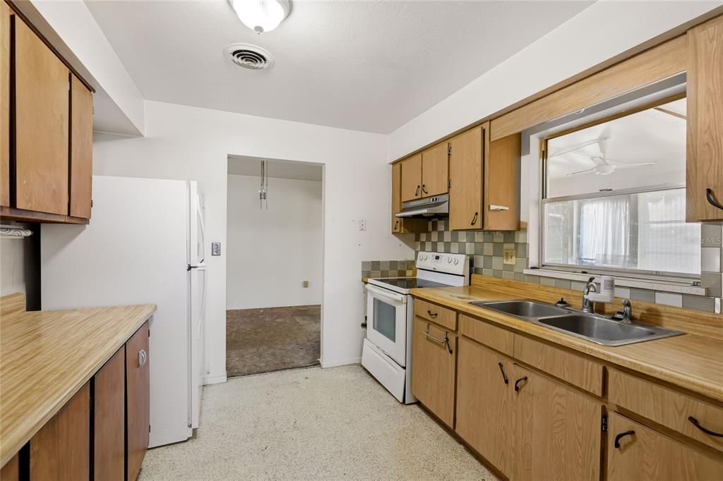 For Sale: $169,900 (2 beds, 1 baths, 986 Square Feet)