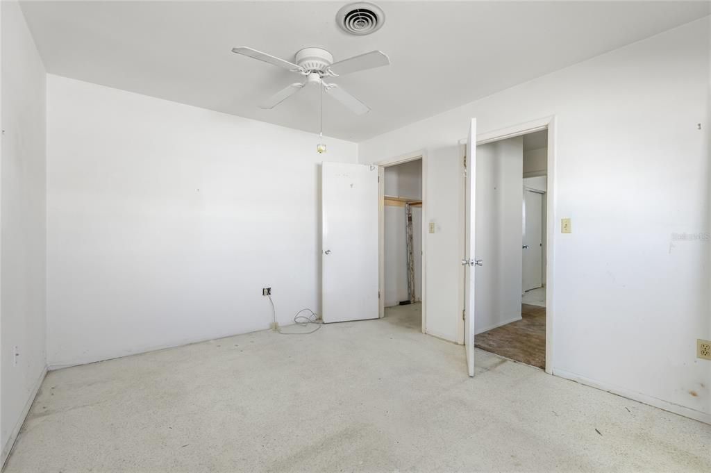 For Sale: $169,900 (2 beds, 1 baths, 986 Square Feet)
