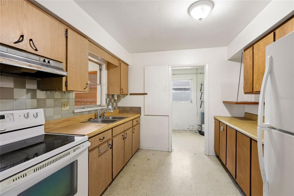 For Sale: $169,900 (2 beds, 1 baths, 986 Square Feet)