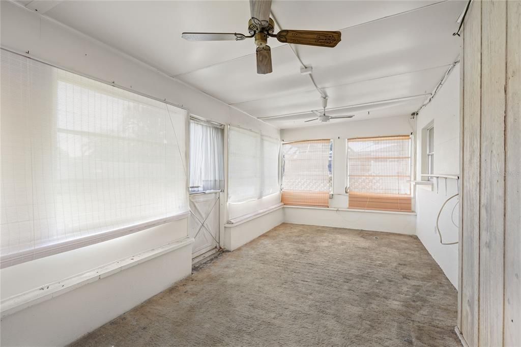 For Sale: $169,900 (2 beds, 1 baths, 986 Square Feet)