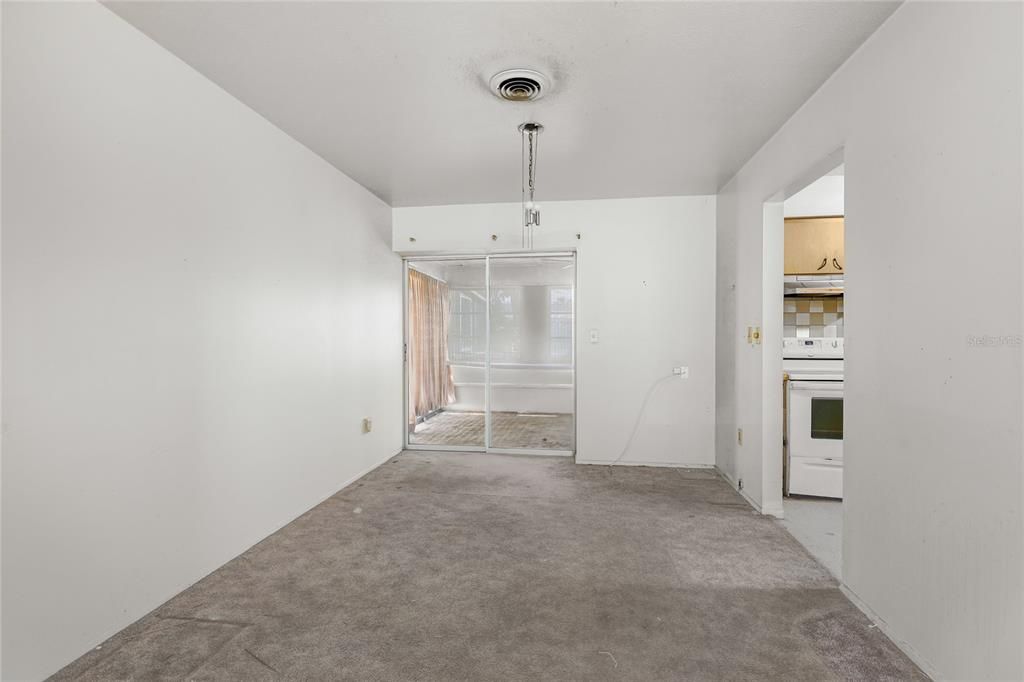 For Sale: $169,900 (2 beds, 1 baths, 986 Square Feet)