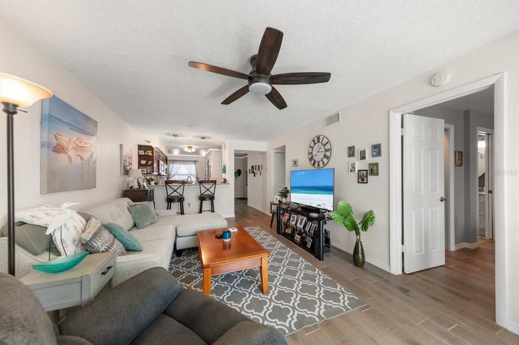 For Sale: $224,999 (2 beds, 2 baths, 928 Square Feet)