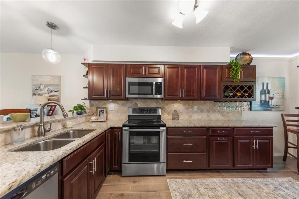 For Sale: $224,999 (2 beds, 2 baths, 928 Square Feet)