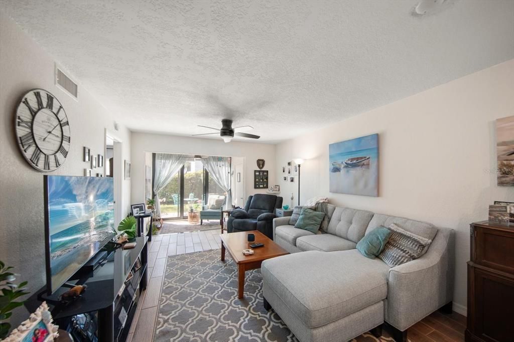 For Sale: $224,999 (2 beds, 2 baths, 928 Square Feet)