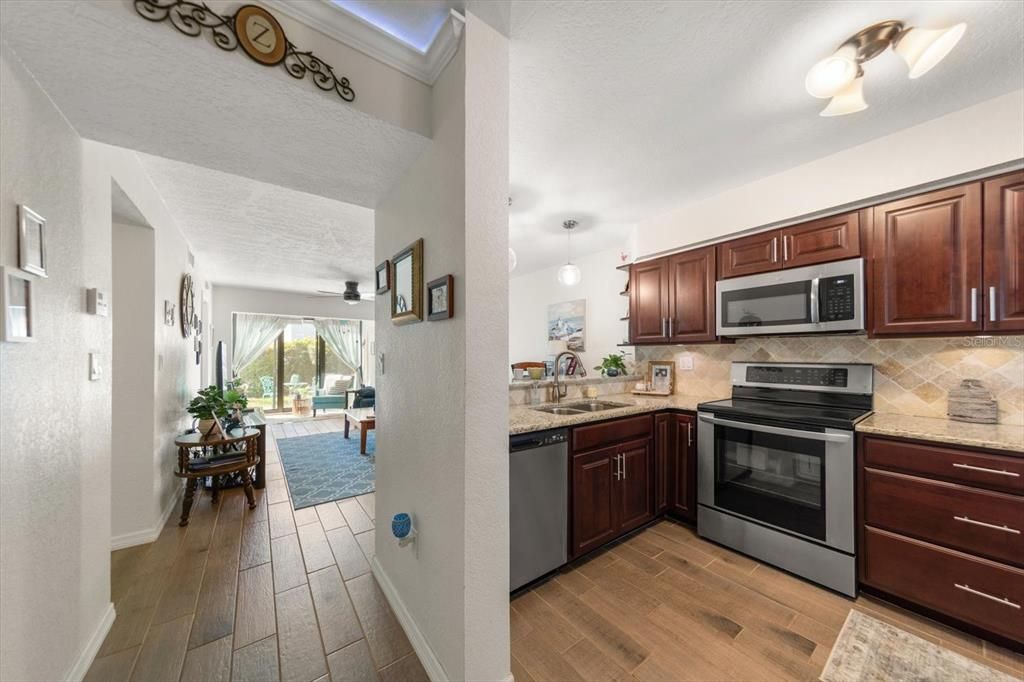 For Sale: $224,999 (2 beds, 2 baths, 928 Square Feet)