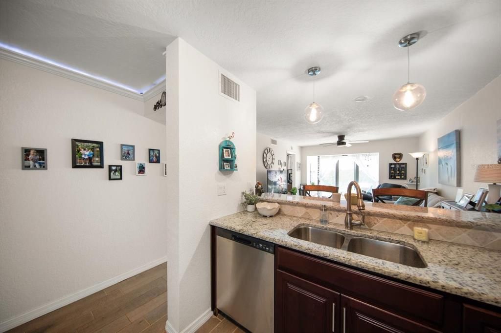 For Sale: $224,999 (2 beds, 2 baths, 928 Square Feet)