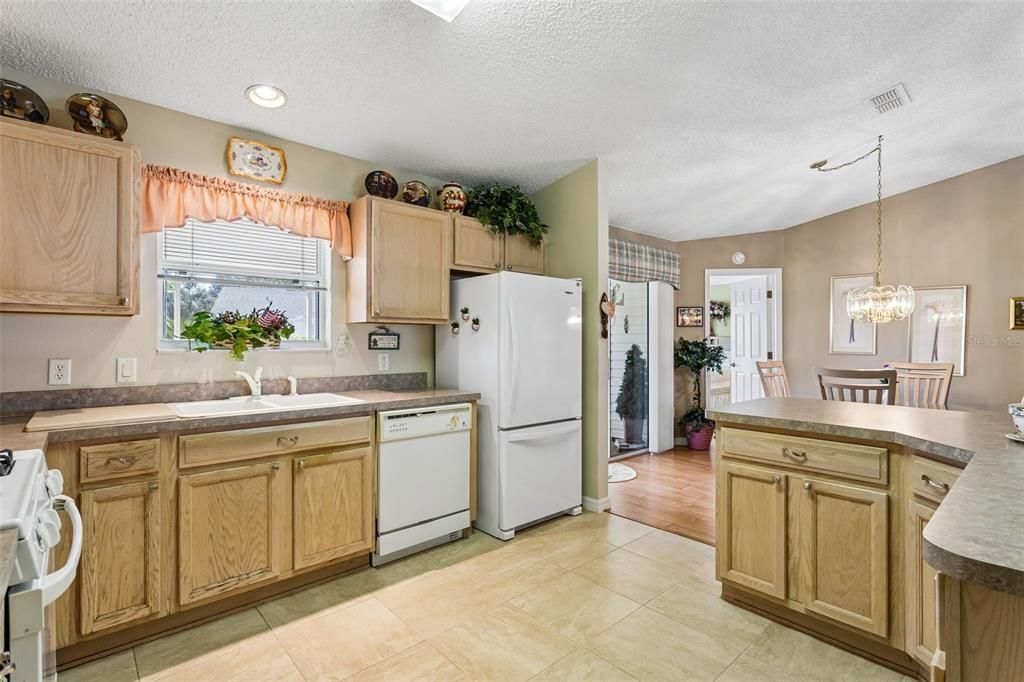 For Sale: $309,000 (2 beds, 2 baths, 1148 Square Feet)