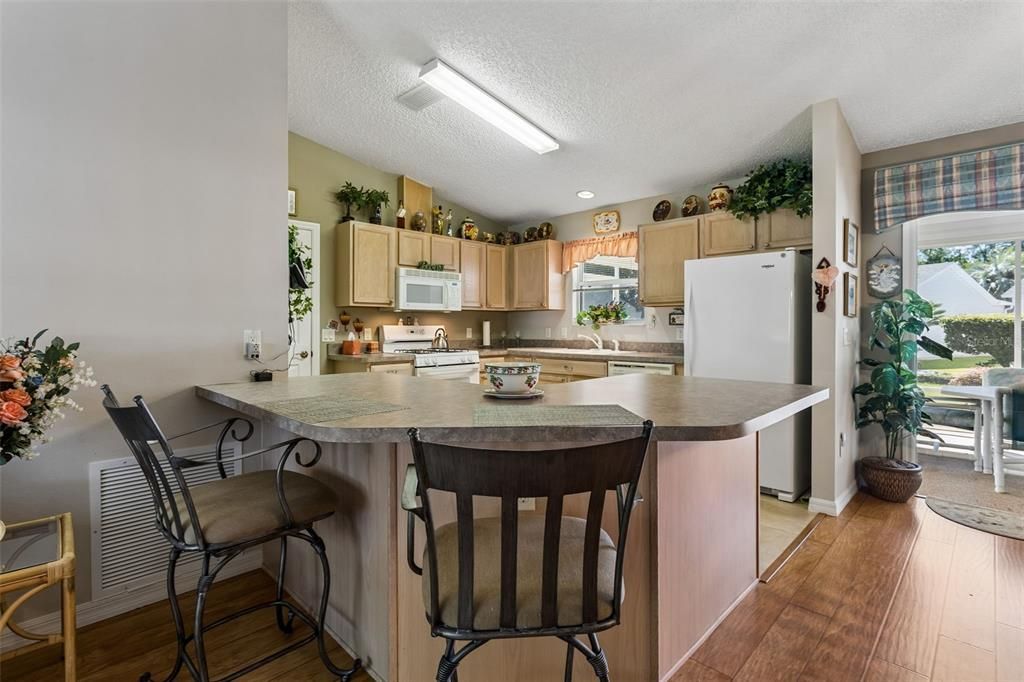 For Sale: $309,000 (2 beds, 2 baths, 1148 Square Feet)