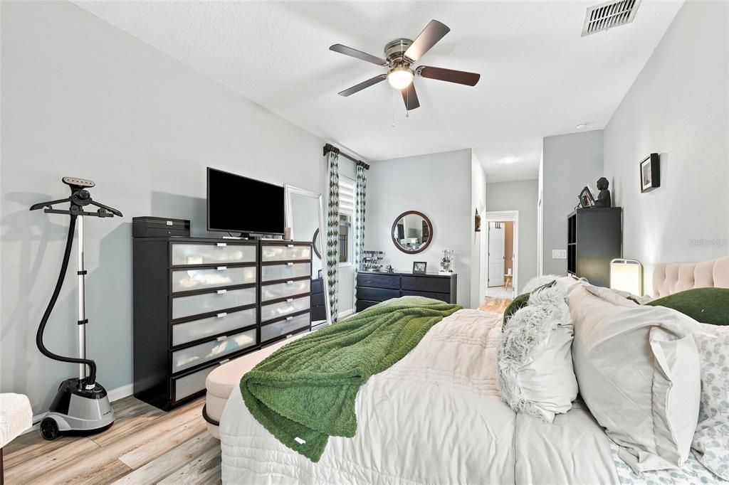 For Rent: $3,600 (5 beds, 3 baths, 3208 Square Feet)