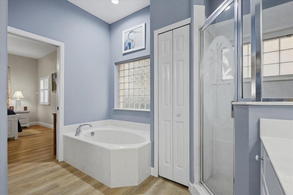 En Venta: $549,900 (3 camas, 2 baños, 2223 Pies cuadrados)