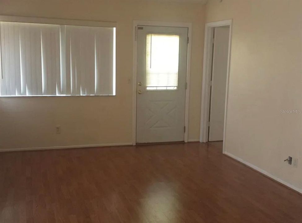 For Sale: $115,000 (2 beds, 1 baths, 559 Square Feet)