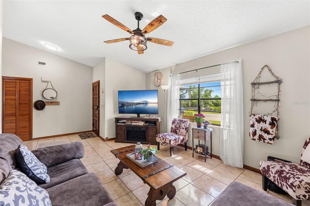 For Sale: $295,000 (2 beds, 2 baths, 1254 Square Feet)