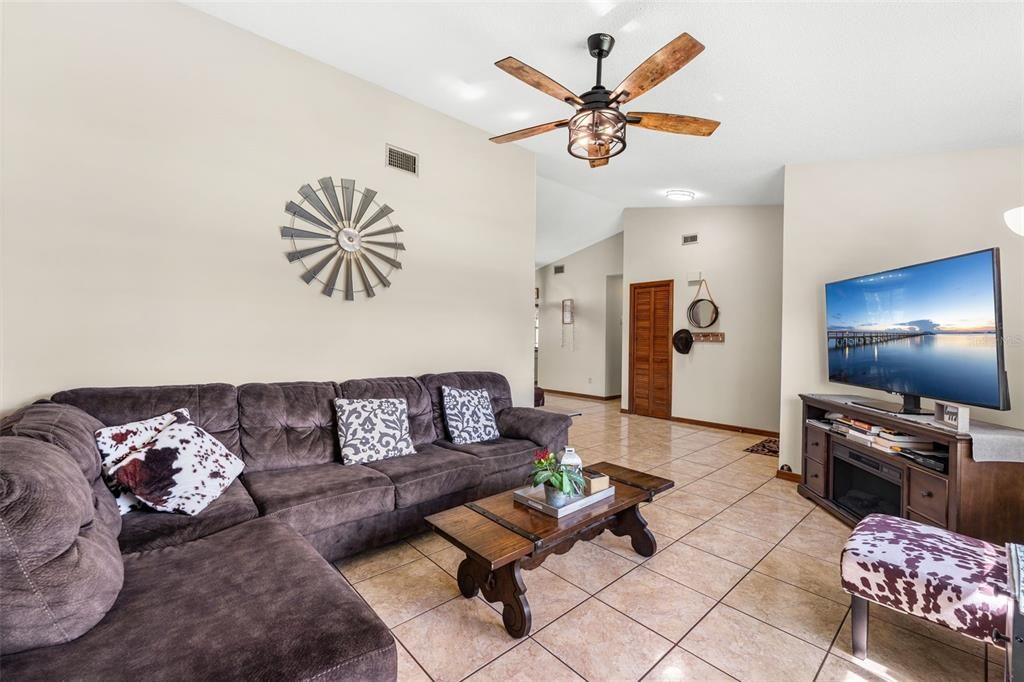 For Sale: $295,000 (2 beds, 2 baths, 1254 Square Feet)