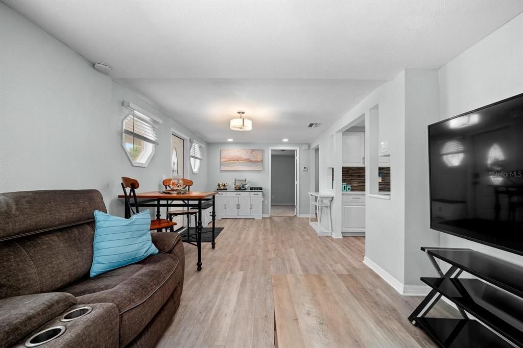 For Sale: $369,900 (3 beds, 2 baths, 1044 Square Feet)