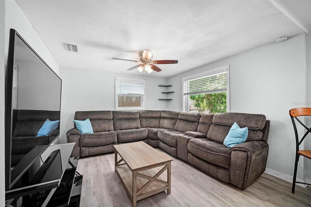 For Sale: $369,900 (3 beds, 2 baths, 1044 Square Feet)