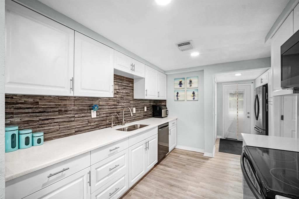For Sale: $369,900 (3 beds, 2 baths, 1044 Square Feet)