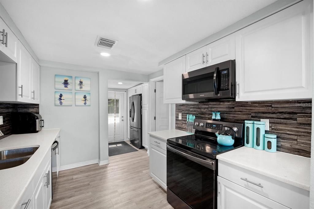 For Sale: $369,900 (3 beds, 2 baths, 1044 Square Feet)