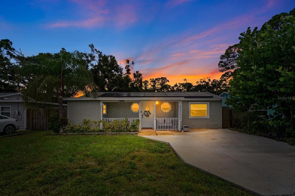 For Sale: $369,900 (3 beds, 2 baths, 1044 Square Feet)