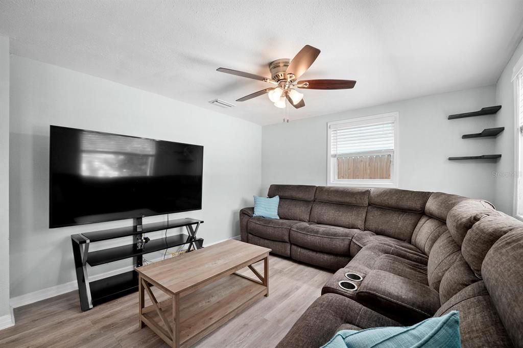 For Sale: $369,900 (3 beds, 2 baths, 1044 Square Feet)