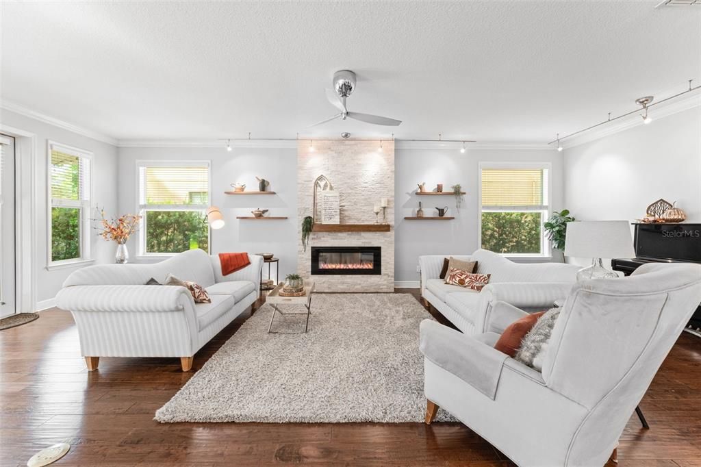 En Venta: $799,000 (6 camas, 3 baños, 3842 Pies cuadrados)