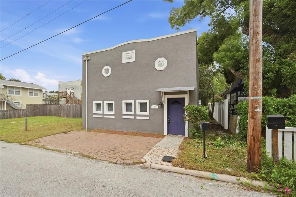 For Rent: $2,195 (3 beds, 2 baths, 1200 Square Feet)