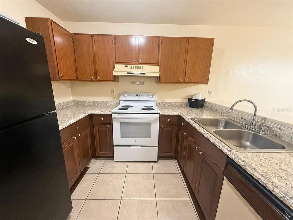 For Rent: $1,175 (2 beds, 2 baths, 874 Square Feet)