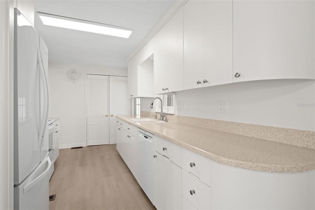 For Sale: $135,000 (2 beds, 2 baths, 1266 Square Feet)