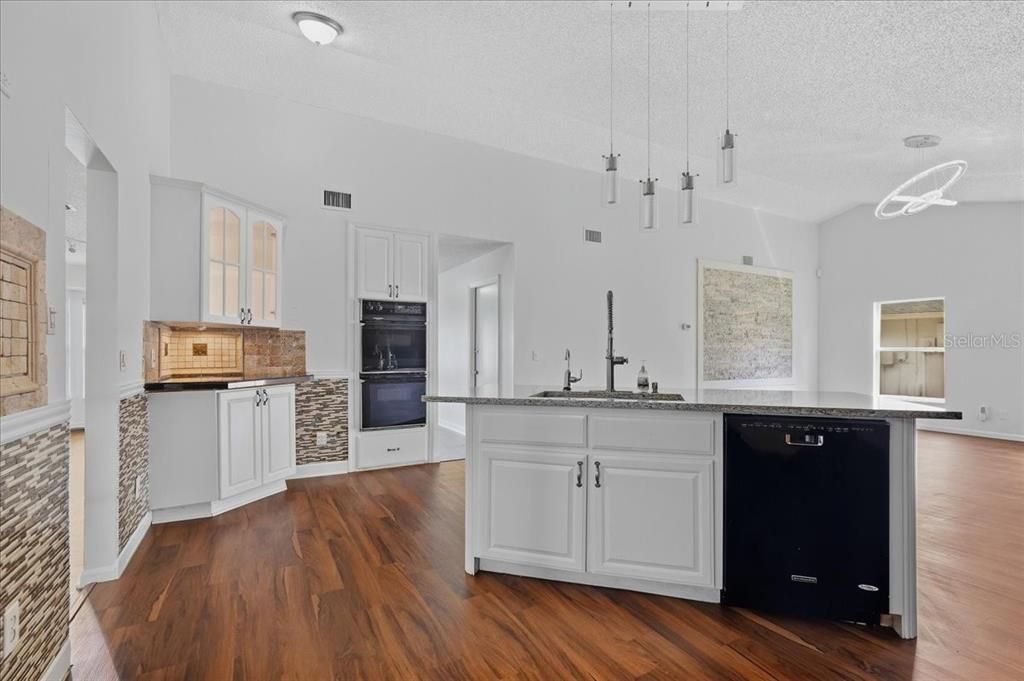 En Venta: $399,000 (3 camas, 2 baños, 1768 Pies cuadrados)