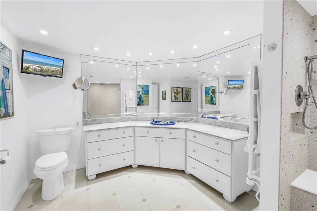 For Sale: $940,000 (2 beds, 2 baths, 2070 Square Feet)