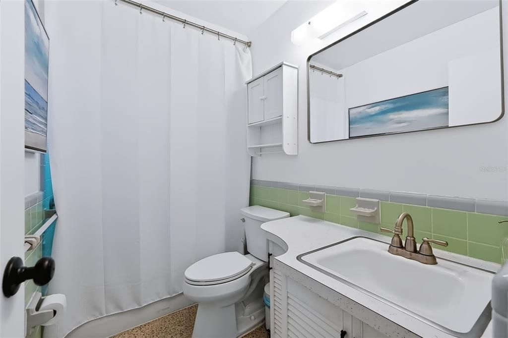For Sale: $359,000 (2 beds, 1 baths, 1032 Square Feet)