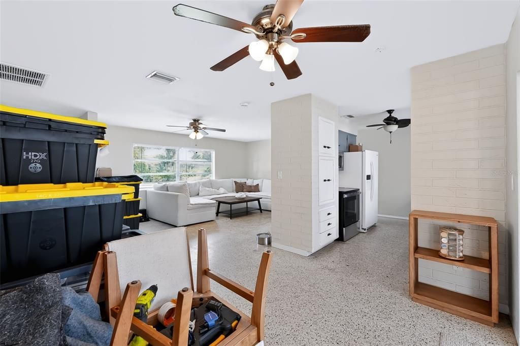 For Sale: $359,000 (2 beds, 1 baths, 1032 Square Feet)