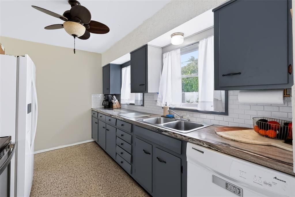 For Sale: $359,000 (2 beds, 1 baths, 1032 Square Feet)