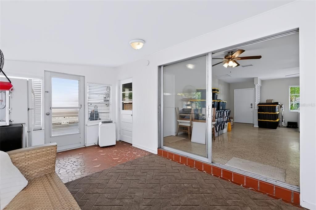 For Sale: $359,000 (2 beds, 1 baths, 1032 Square Feet)