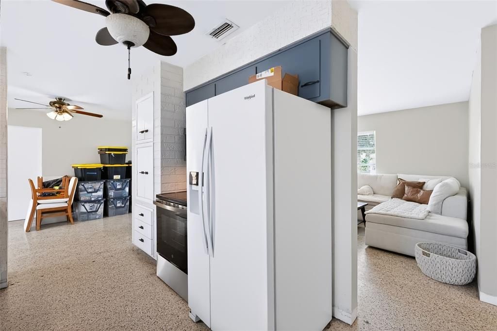 For Sale: $359,000 (2 beds, 1 baths, 1032 Square Feet)