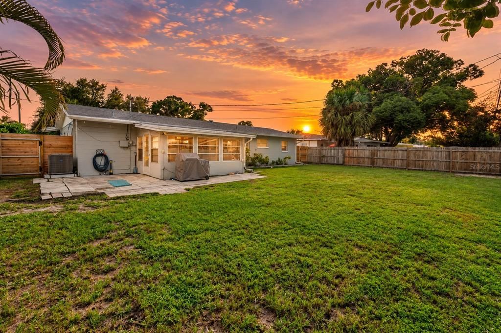 For Sale: $359,000 (2 beds, 1 baths, 1032 Square Feet)