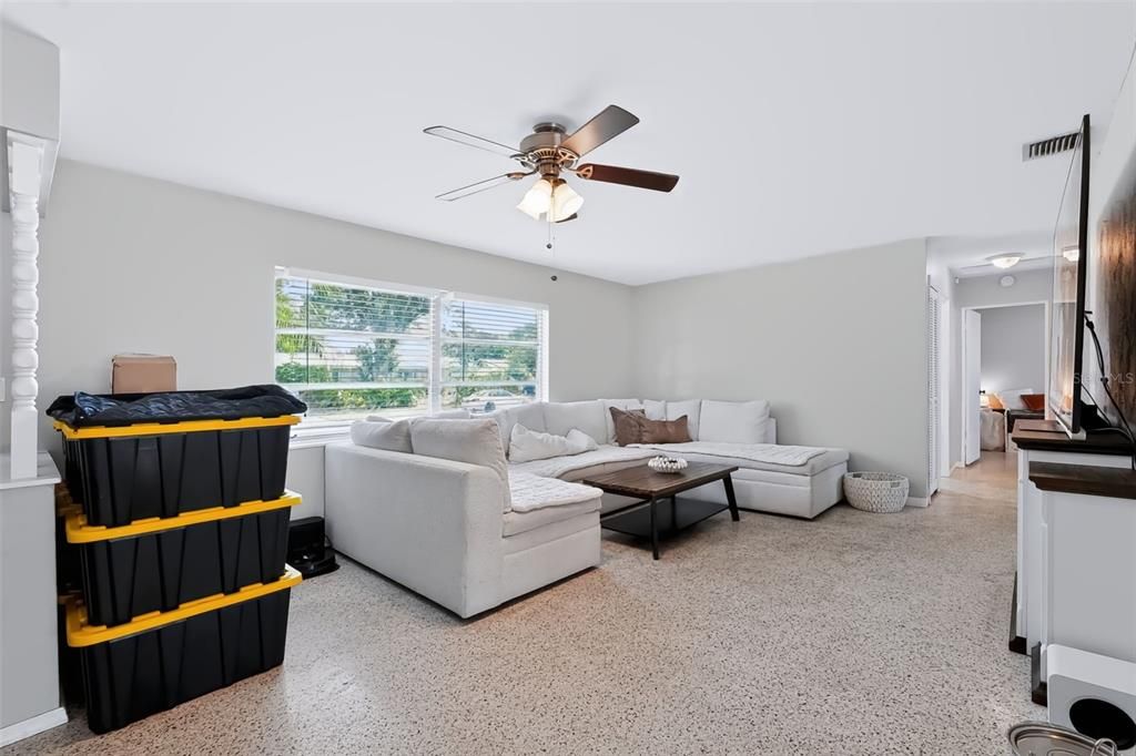 For Sale: $359,000 (2 beds, 1 baths, 1032 Square Feet)