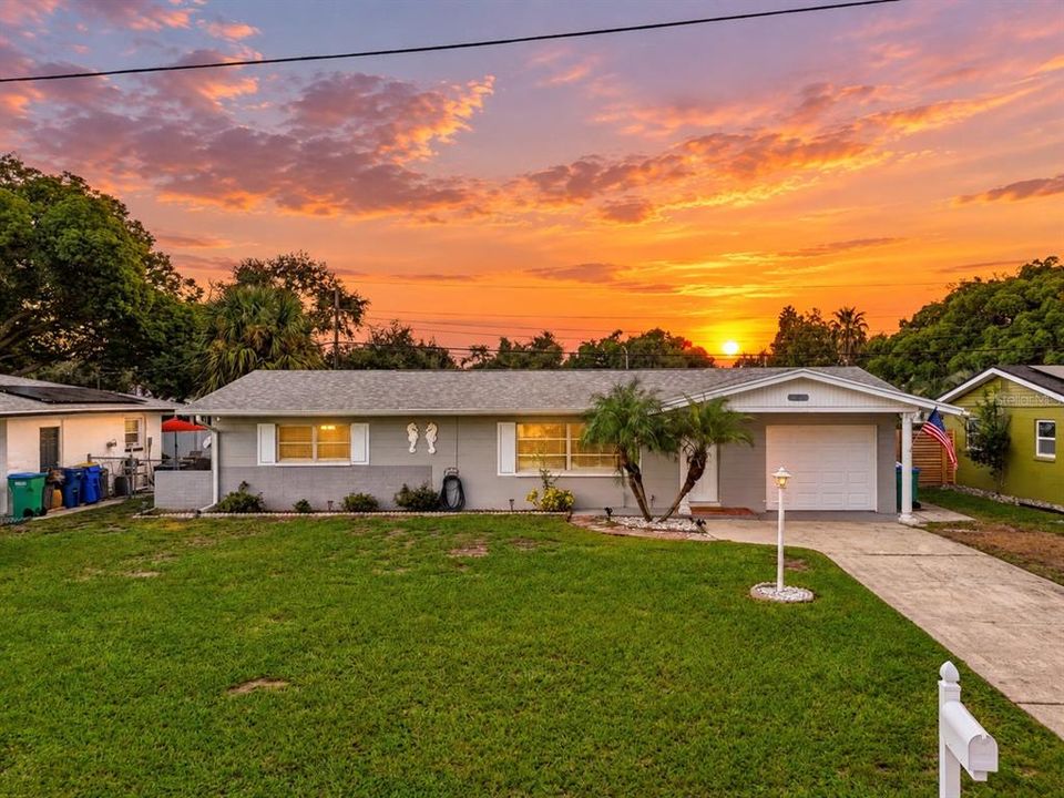 For Sale: $359,000 (2 beds, 1 baths, 1032 Square Feet)