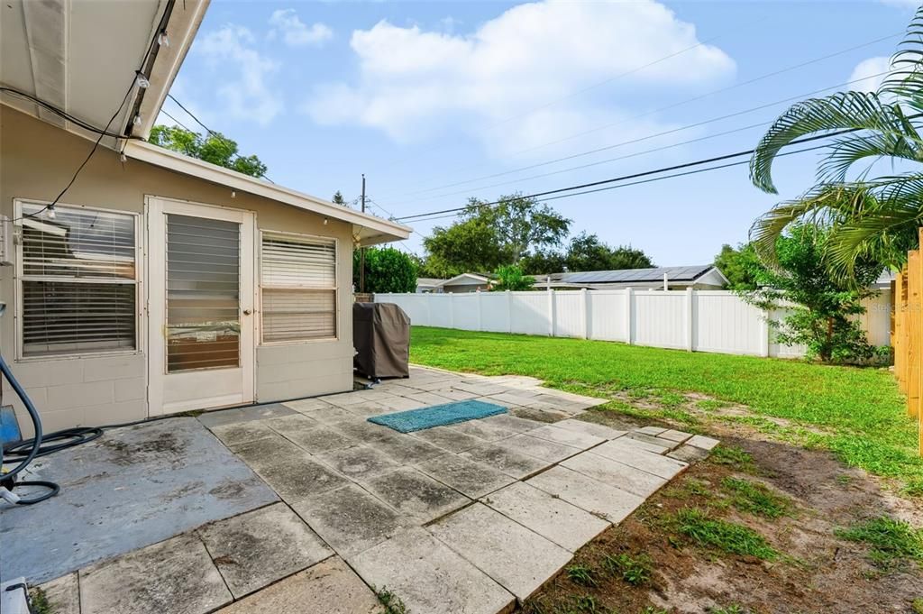For Sale: $359,000 (2 beds, 1 baths, 1032 Square Feet)