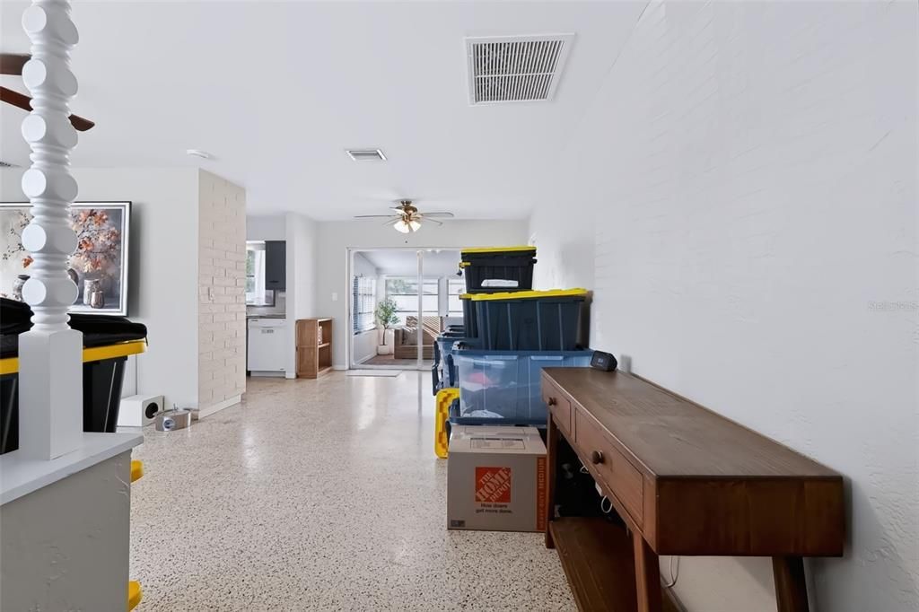 For Sale: $359,000 (2 beds, 1 baths, 1032 Square Feet)