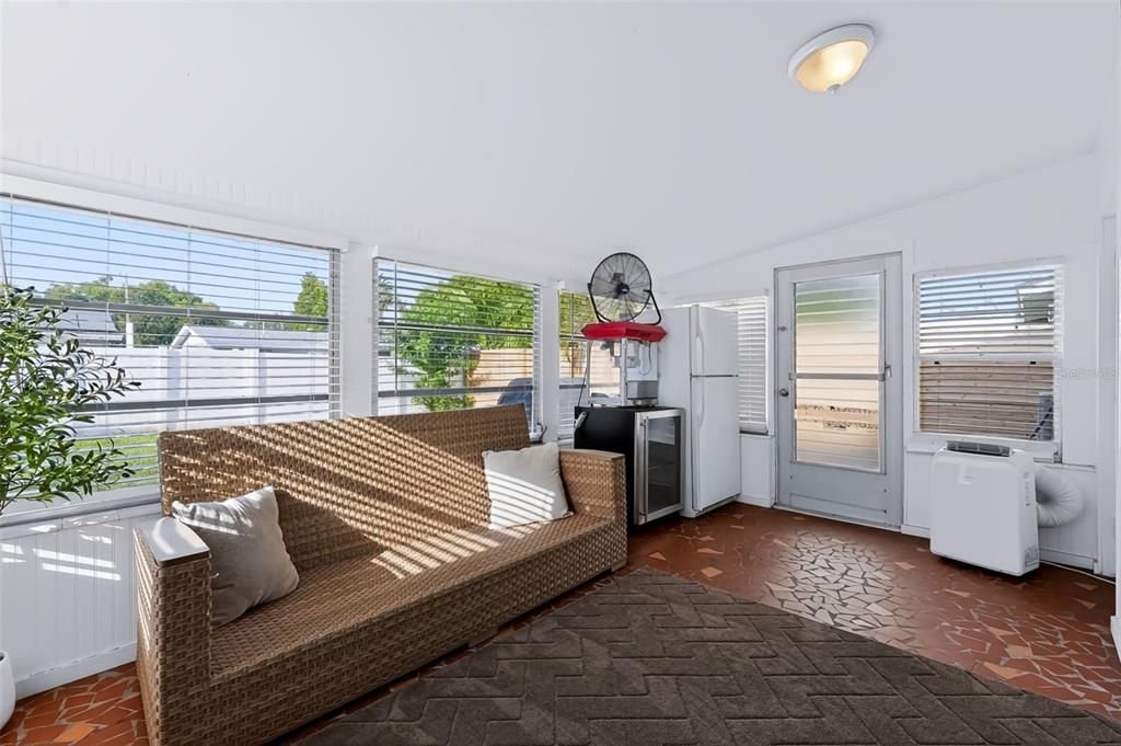 For Sale: $359,000 (2 beds, 1 baths, 1032 Square Feet)