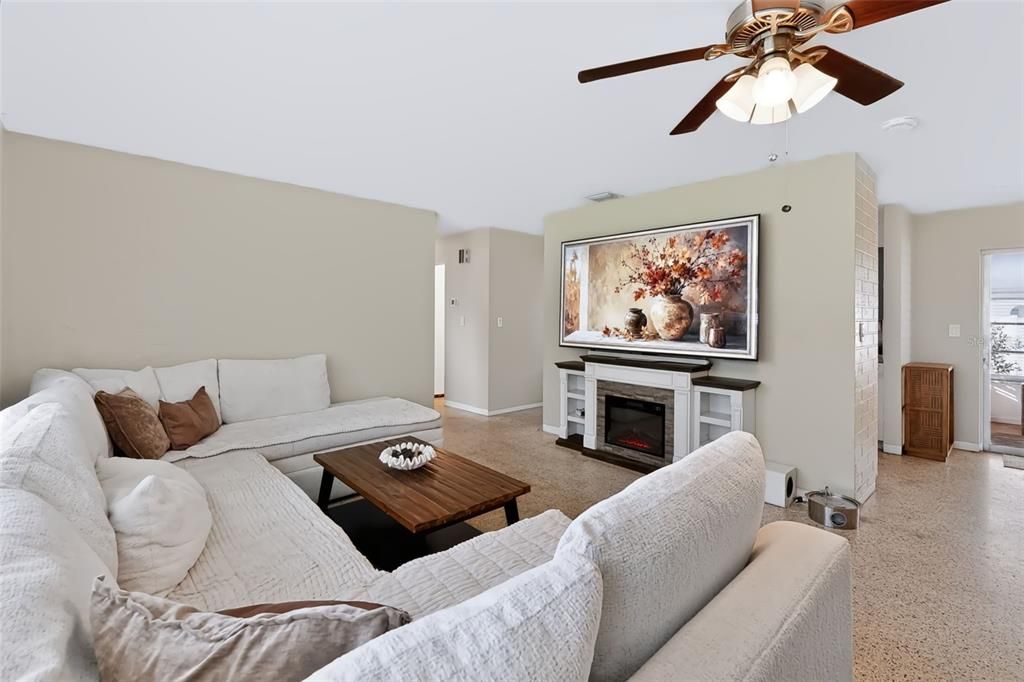 For Sale: $359,000 (2 beds, 1 baths, 1032 Square Feet)