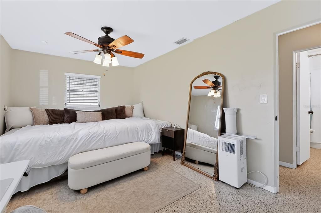 For Sale: $359,000 (2 beds, 1 baths, 1032 Square Feet)