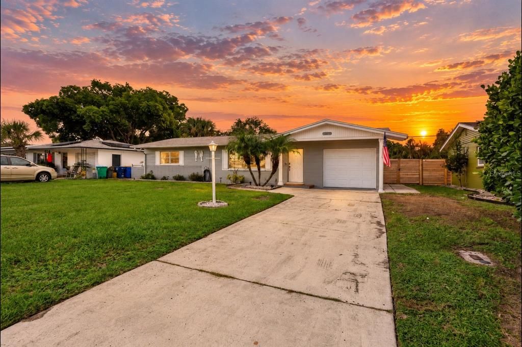 For Sale: $359,000 (2 beds, 1 baths, 1032 Square Feet)