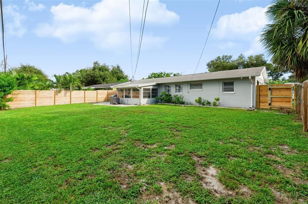For Sale: $359,000 (2 beds, 1 baths, 1032 Square Feet)