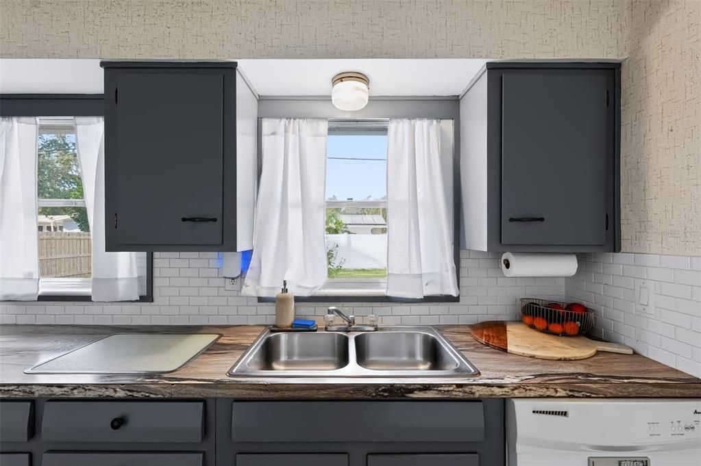 For Sale: $359,000 (2 beds, 1 baths, 1032 Square Feet)