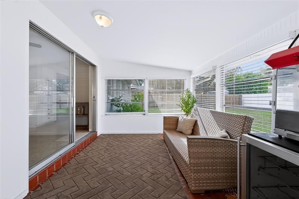 For Sale: $359,000 (2 beds, 1 baths, 1032 Square Feet)