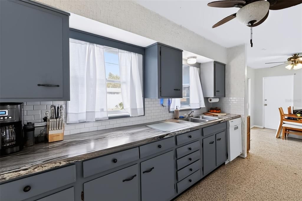 For Sale: $359,000 (2 beds, 1 baths, 1032 Square Feet)
