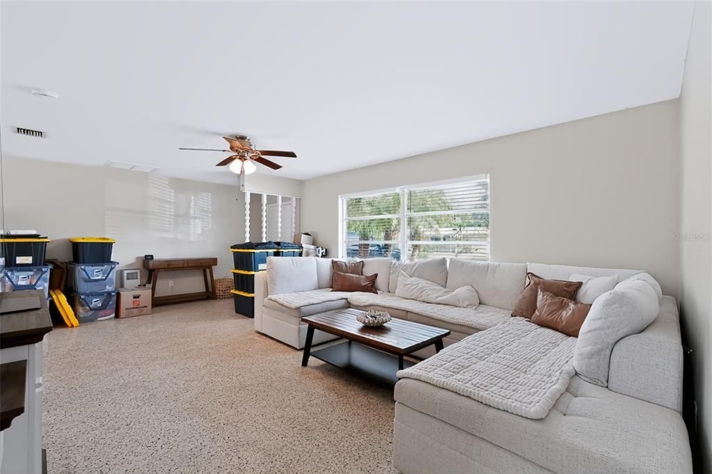 For Sale: $359,000 (2 beds, 1 baths, 1032 Square Feet)