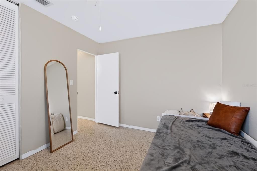 For Sale: $359,000 (2 beds, 1 baths, 1032 Square Feet)