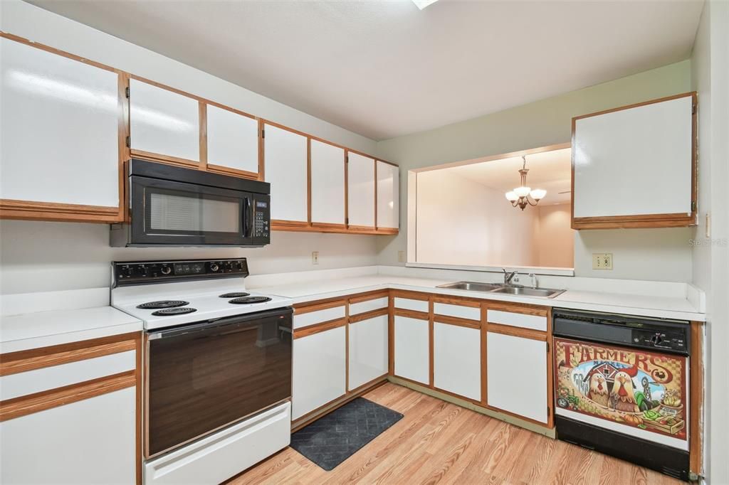 For Sale: $210,000 (2 beds, 2 baths, 1185 Square Feet)